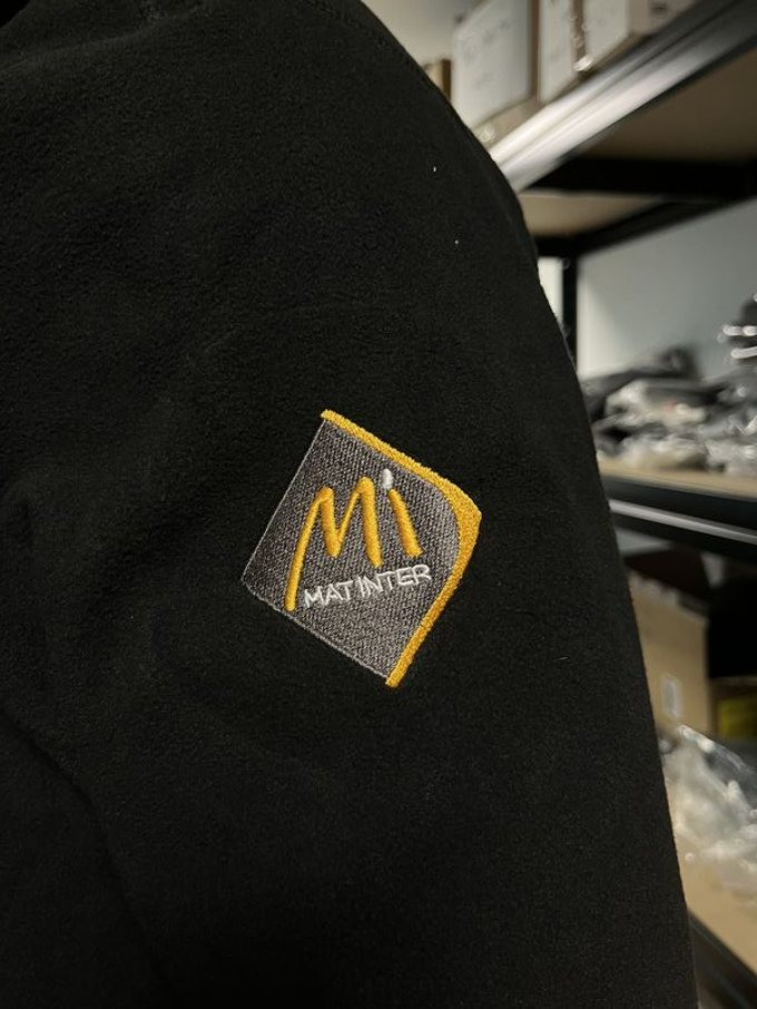 Broderie d'un logo sur une polaire de travail